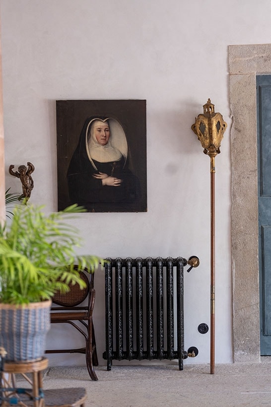 Um detalhe esculpido no claustro